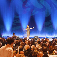 Moderatorin Gisela Steinhauer bei der Verleihung des Steiger Award