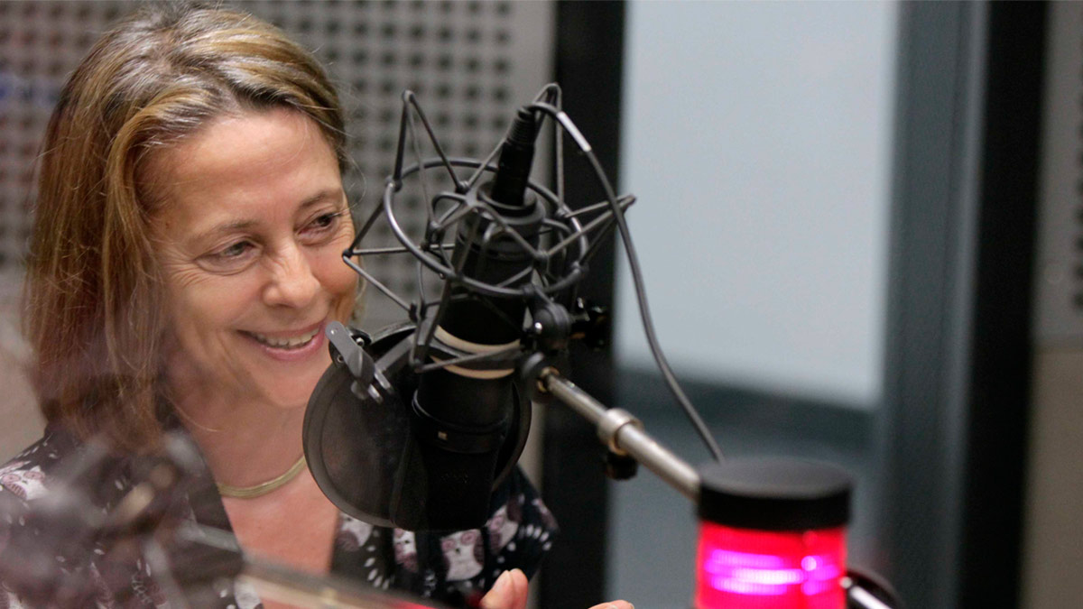 Radiomoderatorin Gisela Steinhauer im WDR Studio